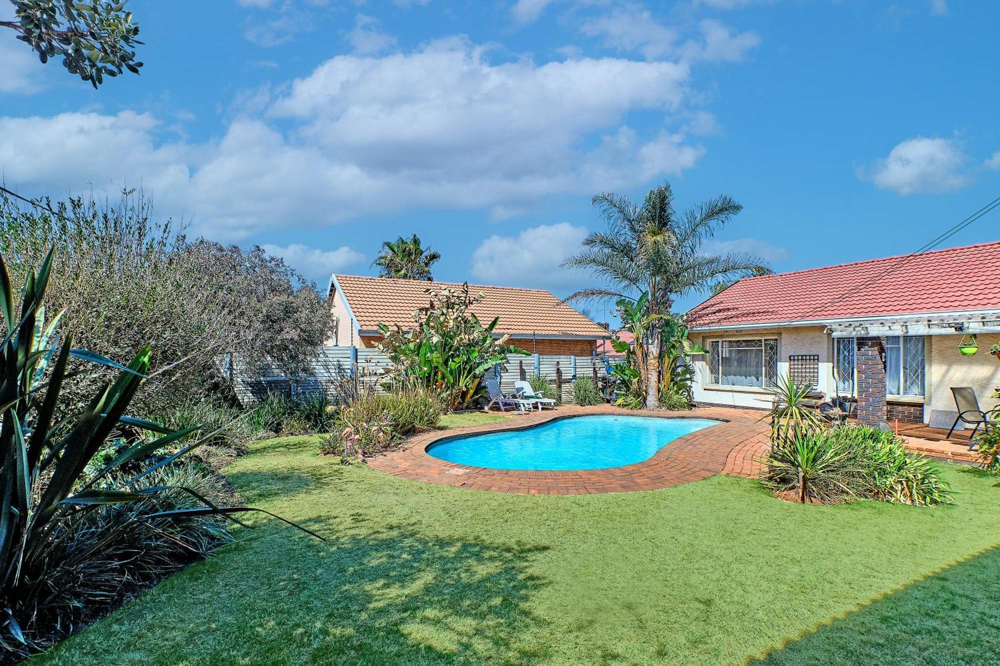 Large 1 Bedroom Cottage, 15 Min From Or Tambo Airport, With Backup Power And Water Germiston Eksteriør bilde